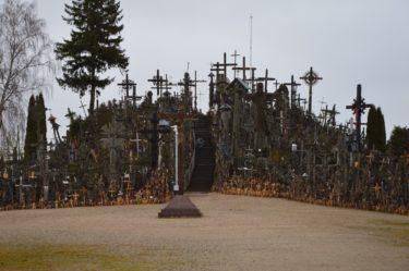リトアニア観光名所　十字架の丘
