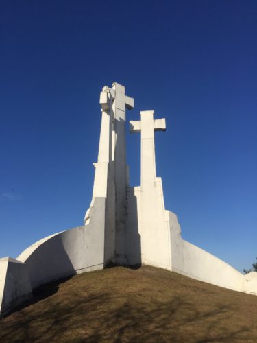 リトアニア観光名所　三つの十字架の丘